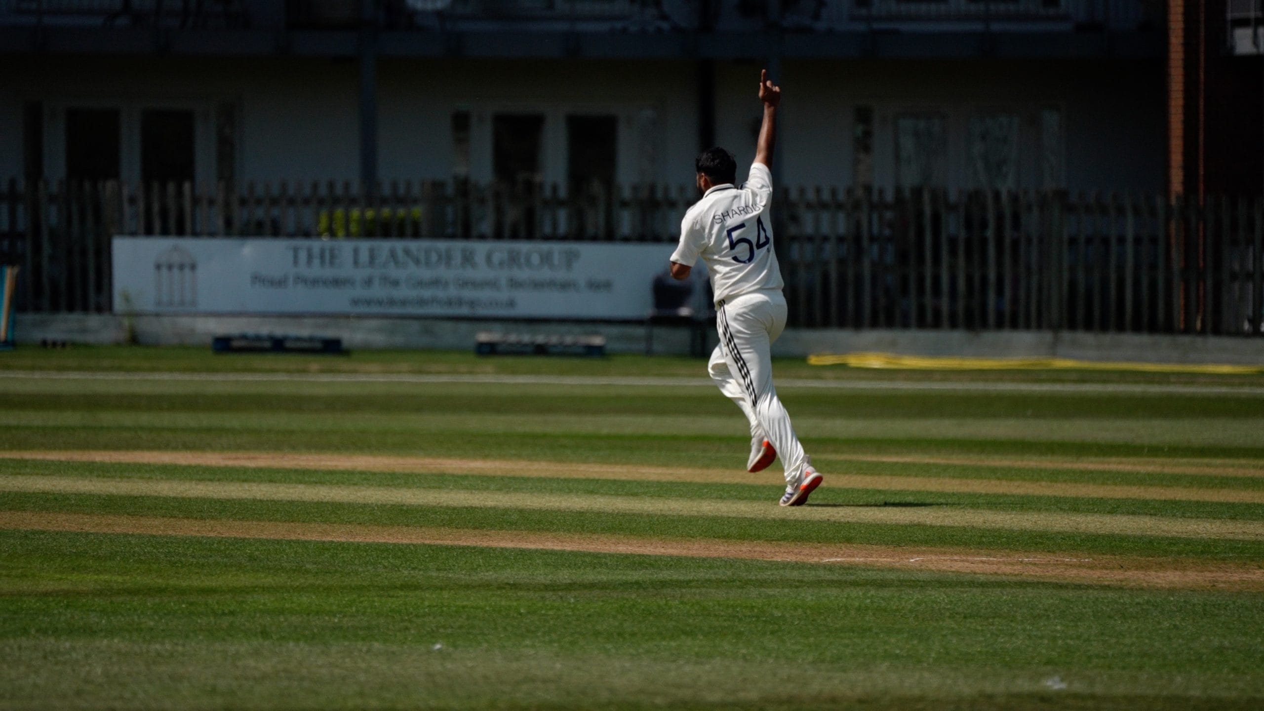 ഇന്ത്യ എ ടീമിലാണ് താക്കൂർ കളിച്ചിരുന്നത്. ഇന്ത്യൻ ടീം ബാറ്റ് ചെയ്തപ്പോൾ കെഎൽ രാഹുൽ, ശുഭ്മൻ ഗിൽ, കരുൺ നായർ തുടങ്ങിയ ടോപ്പ് ഓർഡർ ബാറ്റർമാർക്കെതിരെ ഗംഭീരമായാണ് താരം പന്തെറിഞ്ഞത്. ഇതോടെ നിതീഷ് കുമാർ റെഡ്ഡിയ്ക്ക് പകരം താക്കൂർ ടെസ്റ്റ് ടീമിൽ ഉൾപ്പെടുമെന്നാണ് സൂചന.
