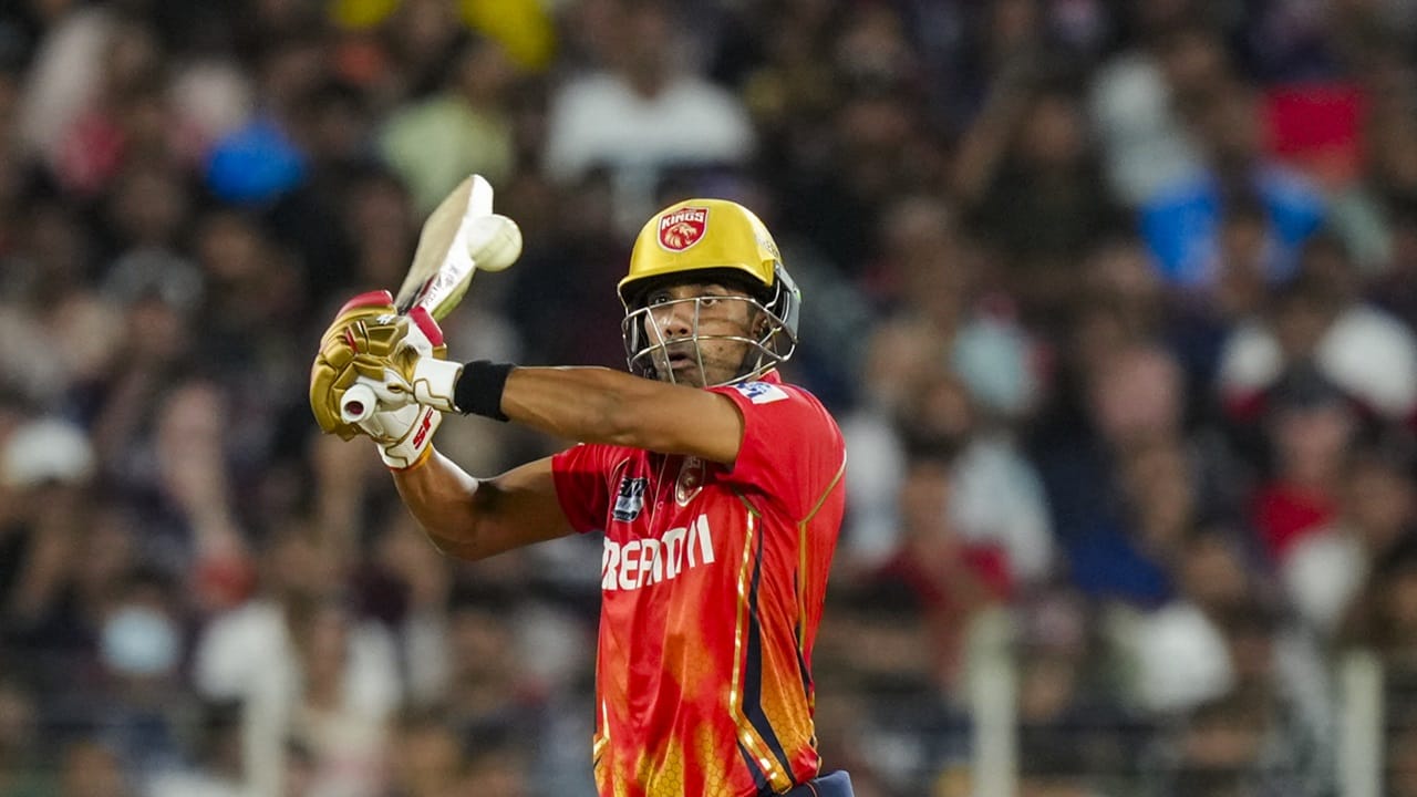 ഐപിഎല്‍ 2025 സീസണിലുടനീളം മികച്ച പ്രകടനമാണ് കാഴ്ചവച്ചതെങ്കിലും ഫൈനലില്‍ പഞ്ചാബ് കിങ്‌സിന്റെ ബാറ്റര്‍മാര്‍ നിറംമങ്ങി. ഒരാളൊഴികെ. അദ്ദേഹമാണ് ശശാങ്ക് സിങ്. പുറത്താകാതെ 30 പന്തില്‍ 61 റണ്‍സാണ് ശശാങ്ക് നേടിയത്. വിജയത്തിനായി താരം കഠിനപരിശ്രമം നടത്തി. അവസാനം വിജയിക്കില്ലെന്ന് ഉറപ്പായ നിമിഷത്തിലും താരം പോരാട്ടം നിര്‍ത്തിയില്ല (Image Credits: PTI)