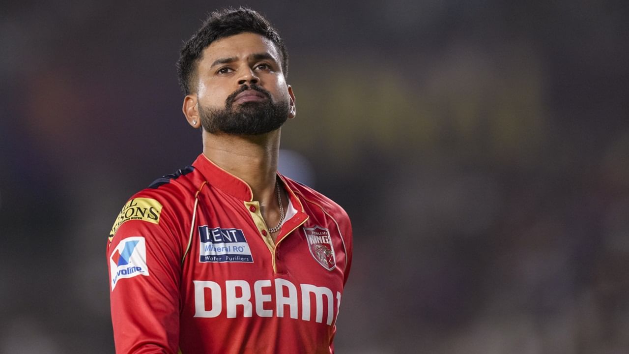 ടി20യില് സമീപകാലത്ത് സൂര്യയ്ക്ക് ക്യാപ്റ്റന്സിയിലും എതിരാളികളില്ലായിരുന്നു. എന്നാല് വൈറ്റ് ബോളില് ഗില്ലിനും, സൂര്യയ്ക്കും ഒരു പോലെ വെല്ലുവിളിയുയര്ത്തി വൈല്ഡ് കാര്ഡായാണ് ശ്രേയസിന്റെ രംഗപ്രവേശം. വൈറ്റ് ബോള് ഫോര്മാറ്റില് ഒറ്റ ക്യാപ്റ്റന് മതിയെന്ന് ബിസിസിഐ തീരുമാനിച്ചാല് ശ്രേയസിനും സാധ്യതയുണ്ടെന്നാണ് റിപ്പോര്ട്ട്