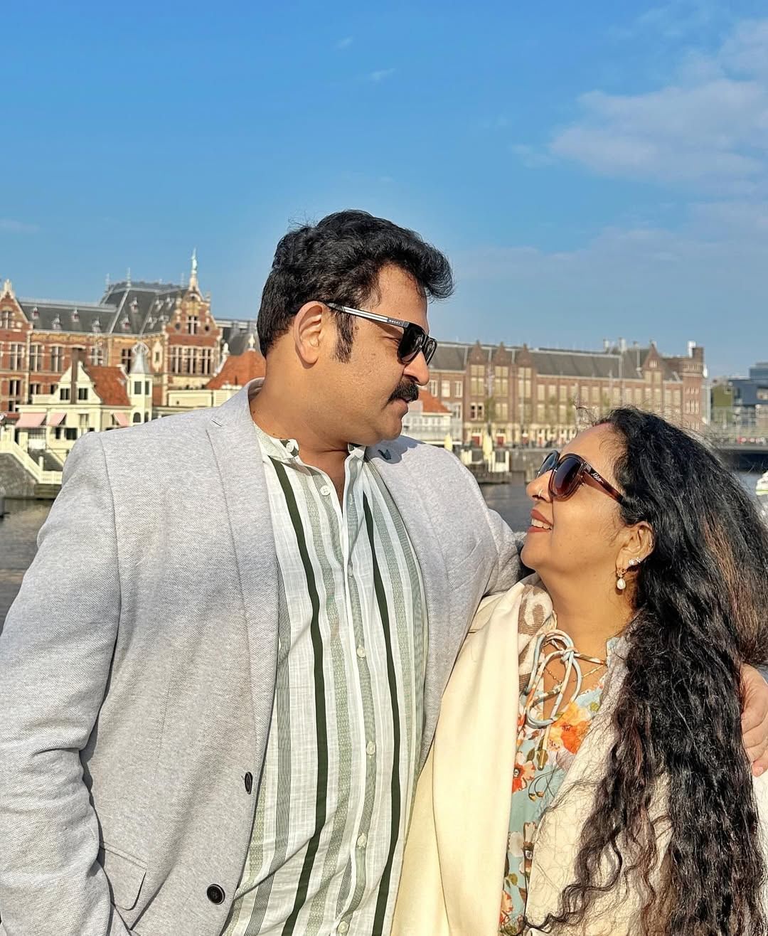 തങ്ങളെ ജാതീയമായി അധിക്ഷേപിച്ചുവെന്ന് ജീവനക്കാരികള് ആരോപണം ഉന്നയിച്ചപ്പോള് ദിയ കൃഷ്ണ പറഞ്ഞത് തന്റെ അച്ഛന് നായരും അമ്മ ഈഴവയുമാണെന്നാണ്. ഇപ്പോഴിതാ ഇക്കാര്യവുമായി ബന്ധപ്പെട്ട് കൃഷ്ണകുമാര് കൈരളി ടിവിക്ക് നല്കിയ അഭിമുഖമാണ് വീണ്ടും വൈറലാകുന്നത്. (Image Credits: Instagram)