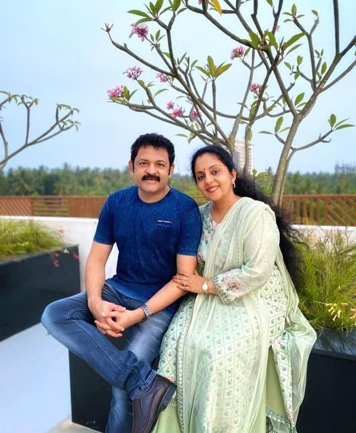 സാമ്പത്തികമായി ഇവര് എന്നേക്കാളും വളരെ മുകളിലുള്ള കുടുംബമാണ്. അന്നത്തെ കാലത്തൊക്കെ പണമുള്ളവരാണെങ്കില് മക്കള്ക്ക് വിവാഹം ആലോചിക്കുമ്പോള് ഡോക്ടര്, എഞ്ചിനീയര് മതിയെന്നൊക്കെ ചിന്തിക്കും. എന്നാല് അവരുടെ ഭാഗത്ത് നിന്ന് എതിര്പ്പോ ഇഷ്ടക്കുറവോ ഒന്നും ഉണ്ടായില്ല.