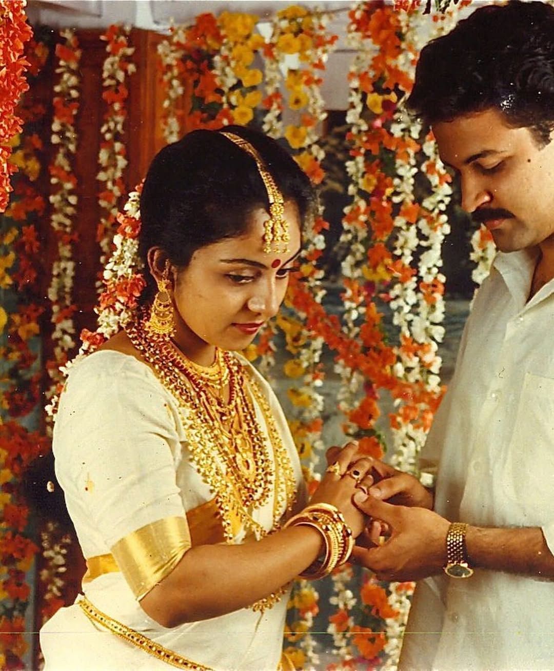 സിന്ധുവിന് എപ്പോള് വേണമെങ്കിലും അവളുടെ വീട്ടില് പോകാം. അതിലൊന്നും എനിക്ക് യാതൊരുവിധ പ്രശ്നവുമില്ലെന്നായിരുന്നു കൃഷ്ണകുമാര് പണ്ട് പറഞ്ഞിരുന്നത്. എന്നാല് ഇപ്പോള് കുടുംബങ്ങള് തമ്മില് വളരെ സ്നേഹത്തോടെയാണ് മുന്നോട്ടുപോകുന്നത്.