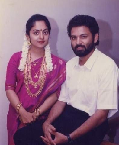 എന്നാല് വിവാഹം തീരുമാനിച്ചതിന് ശേഷം ആരോ അവരില് ജാതിയുടെ കാര്യം കയറ്റിക്കൊടുത്തു. നമ്മുടെ സമുദായത്തിലുള്ള പഠിപ്പും കാശുമുള്ള പിള്ളേരുള്ളപ്പോള് തെണ്ടി നടക്കുന്ന നടനെ കൊണ്ട് കെട്ടിക്കണോ എന്ന ചിന്ത സിന്ധുവിന്റെ അച്ഛനില് വന്നു. ചെറിയ പ്രശ്നങ്ങളൊക്കെ ഉണ്ടായെങ്കിലും കല്യാണത്തെ ബാധിച്ചില്ല.