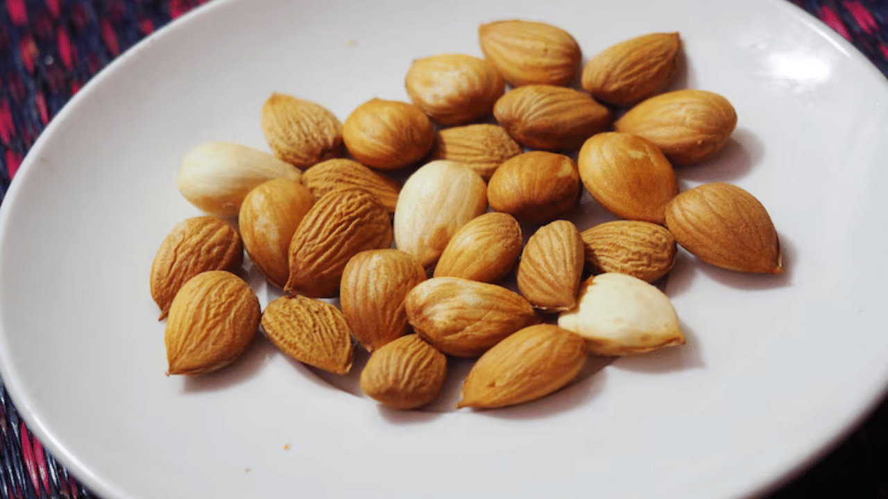 രാത്രി മുഴുവൻ കുതിർത്ത വച്ച ബദാം കഴിക്കുന്നത് പച്ച ബദാം കഴിക്കുന്നതിനേക്കാൾ നല്ലതാണെന്ന് പലരും പറയാറുണ്ട്. എന്നാൽ എപ്പോഴെങ്കിലും കുതർത്തത് ആണോ പച്ച ബ​ദമാണോ നല്ലതെന്ന് തോന്നിയിട്ടുണ്ടാകും. ഈ സംശയത്തിൻ്റെ യഥാർത്ഥ്യം എന്താണെന്ന് നമുക്ക് വിശദമായി വായിച്ചറിയാം. (Image Credits: Freepik)
