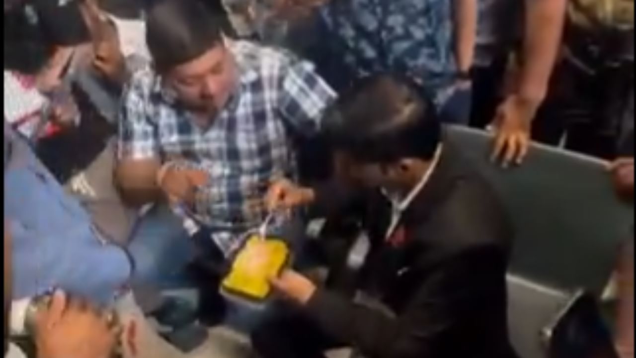 SpiceJet: ഭക്ഷണം മഹാമോശം; സ്പൈസ് ജെറ്റ് ജീവനക്കാരെക്കൊണ്ട് കഴിപ്പിച്ച് യാത്രക്കാർ SpiceJet: ഭക്ഷണം മഹാമോശം; സ്പൈസ് ജെറ്റ് ജീവനക്കാരെക്കൊണ്ട് കഴിപ്പിച്ച് യാത്രക്കാർ