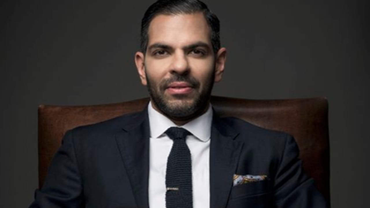 അപ്രതീക്ഷിതമായിരുന്നു വ്യവസായിയും കോടീശ്വരനുമായ സഞ്ജയ് കപൂറിന്റെ വിയോഗം. നടി കരീഷ്മ കപൂറിന്റെ മുന്‍ ഭര്‍ത്താവായ സഞ്ജയ് യുകെയില്‍ വച്ച് ഹൃദയാഘാതത്തെ തുടര്‍ന്ന് മരിക്കുകയായിരുന്നു. 53-ാം വയസിലായിരുന്നു അന്ത്യം. പോളോ കളിക്കുന്നതിനിടെയാണ് ഹൃദയാഘാതം സംഭവിച്ചതെന്നാണ് റിപ്പോര്‍ട്ട്. സഞ്ജയിയുടെ മരണത്തോടെ അദ്ദേഹത്തിന്റെ പിന്തുടര്‍ച്ചാവകാശികള്‍ ആരാകും എന്നത് സംബന്ധിച്ച് ചര്‍ച്ചകളും നടക്കുന്നുണ്ട്. 'സോണ കോംസ്റ്റാറി'ന്റെ ചെയര്‍മാനായിരുന്നു അദ്ദേഹം. പിതാവിന്റെ മരണത്തെ തുടര്‍ന്ന് 2015ലാണ് അദ്ദേഹം കമ്പനിയുടെ ചുമതലയേറ്റെടുത്തത് (Image Credits: Social Media)