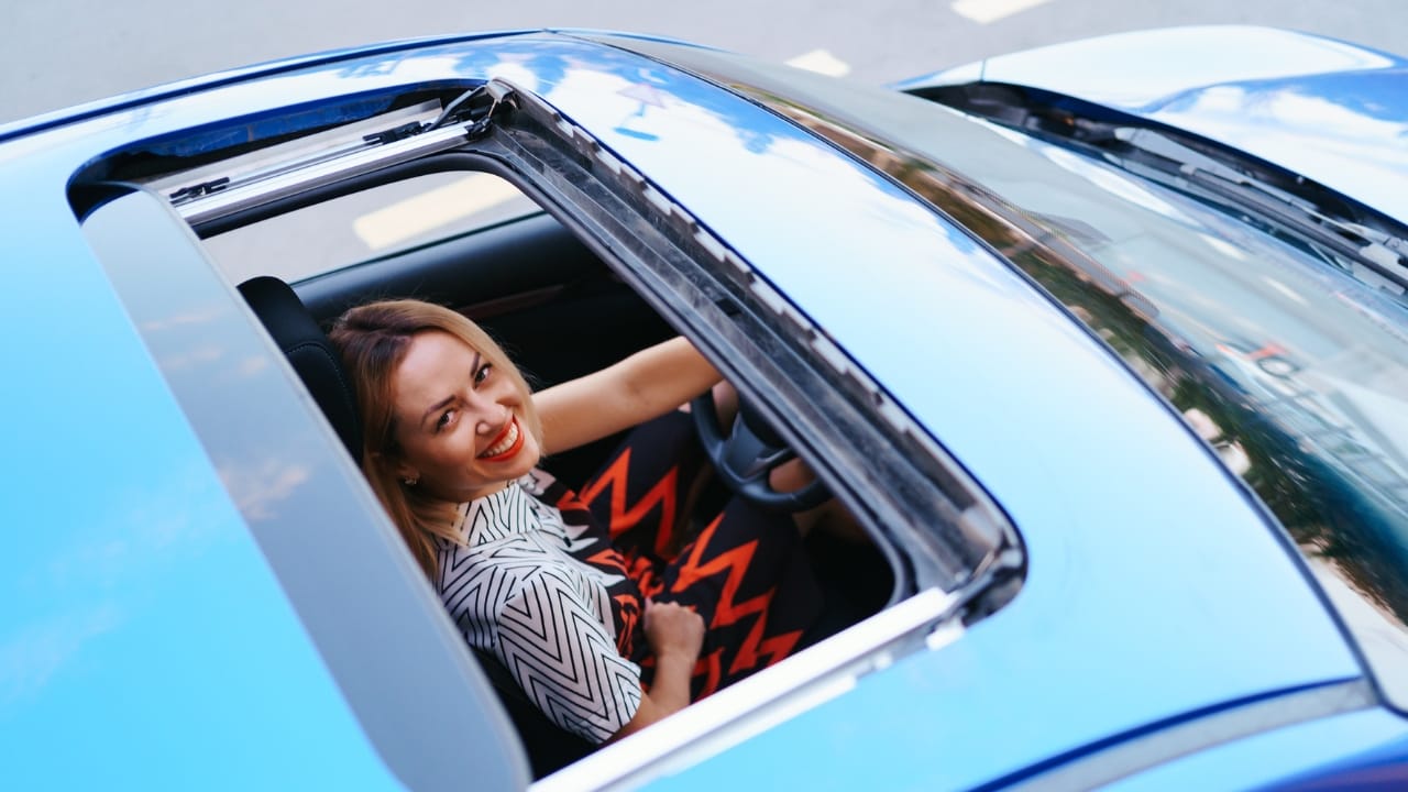 പണ്ടൊക്കെ ആഡംബര കാറുകളിൽ മാത്രം കണ്ടിരുന്ന ഒന്നാണ് സൺ റൂഫ്  എന്നാൽ ഇപ്പോളിത് മിക്കവാറും കാറുകളിലും ലഭ്യമാണ്. എന്നാൽ, സൺറൂഫ് എന്തിനാണെന്ന് എത്ര പേർക്കെറിയാം. അതിനെ പറ്റി പരിശോധിക്കാം
