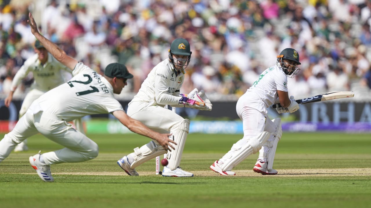 വേദന കടിച്ചമര്ത്തിയാണ് താരം ബാറ്റേന്തുന്നതെന്ന് ദൃശ്യങ്ങളില് വ്യക്തമായിരുന്നു. പരിക്ക് മൂലം താരം മുടന്തിയാണ് നടന്നതും.