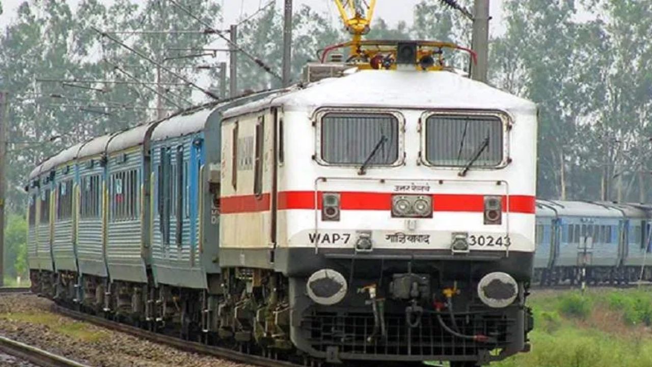 Mumbai Train Accident: മുംബൈയില് ഓടിക്കൊണ്ടിരുന്ന ട്രെയിനില് നിന്ന് വീണ് 5 പേര് മരിച്ചു Mumbai Train Accident: മുംബൈയില് ഓടിക്കൊണ്ടിരുന്ന ട്രെയിനില് നിന്ന് വീണ് 5 പേര് മരിച്ചു