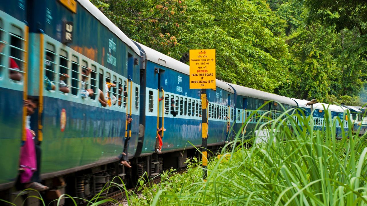 Railway Update : ചെങ്ങന്നൂരിൽ റെയിൽവെ വൈദ്യുതി ലൈനിന് മുകളിൽ മരം വീണു; ട്രെയിനുകൾ വൈകുന്നു