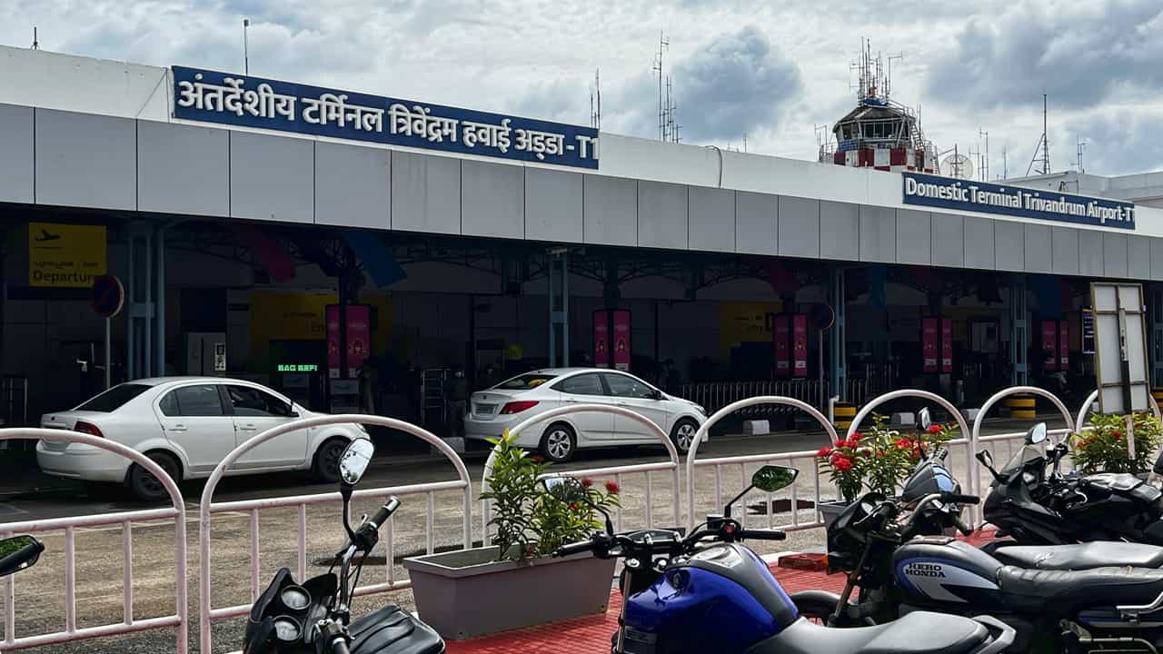 UK Fighter Jet: യുകെ യുദ്ധവിമാനത്തിന് തിരുവനന്തപുരത്ത് അടിയന്തര ലാന്ഡിങ്; പറന്നിറങ്ങിയത് യുദ്ധക്കപ്പലില് നിന്നു പുറപ്പെട്ട വിമാനം UK Fighter Jet: യുകെ യുദ്ധവിമാനത്തിന് തിരുവനന്തപുരത്ത് അടിയന്തര ലാന്ഡിങ്; പറന്നിറങ്ങിയത് യുദ്ധക്കപ്പലില് നിന്നു പുറപ്പെട്ട വിമാനം