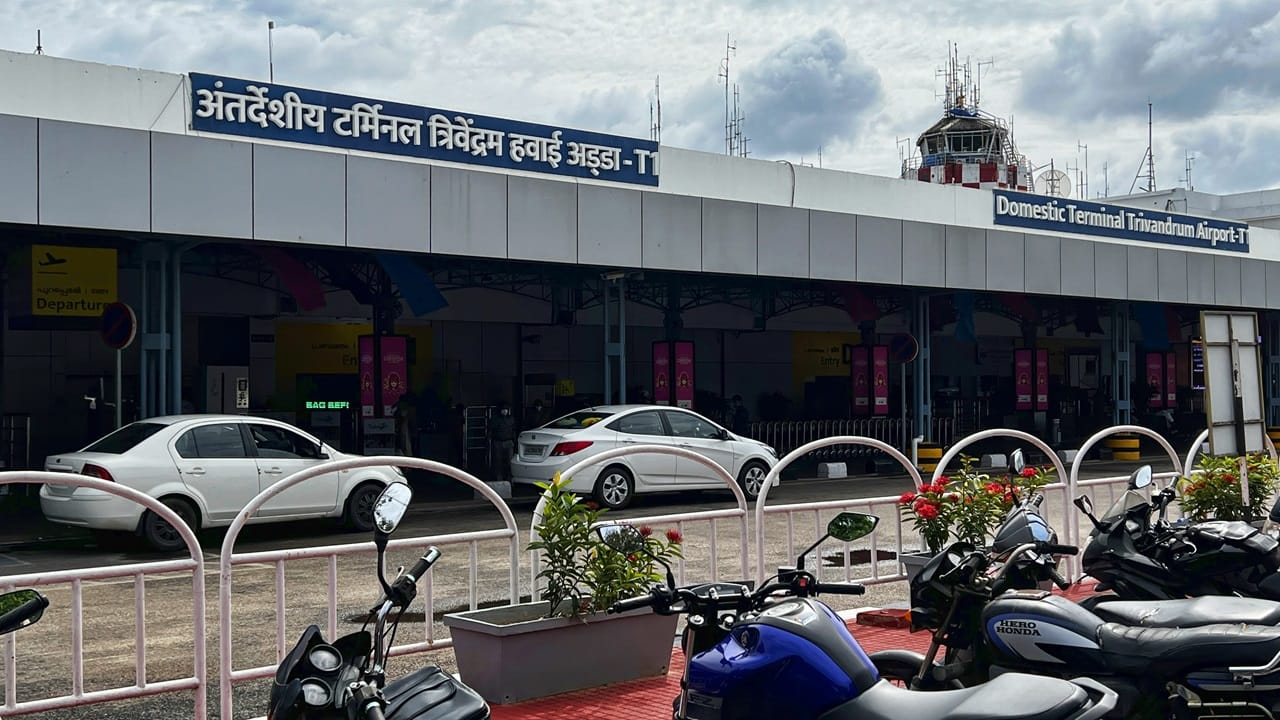 UK Fighter Jet: യുകെ യുദ്ധവിമാനത്തിന് തിരുവനന്തപുരത്ത് അടിയന്തര ലാന്‍ഡിങ്; പറന്നിറങ്ങിയത് യുദ്ധക്കപ്പലില്‍ നിന്നു പുറപ്പെട്ട വിമാനം