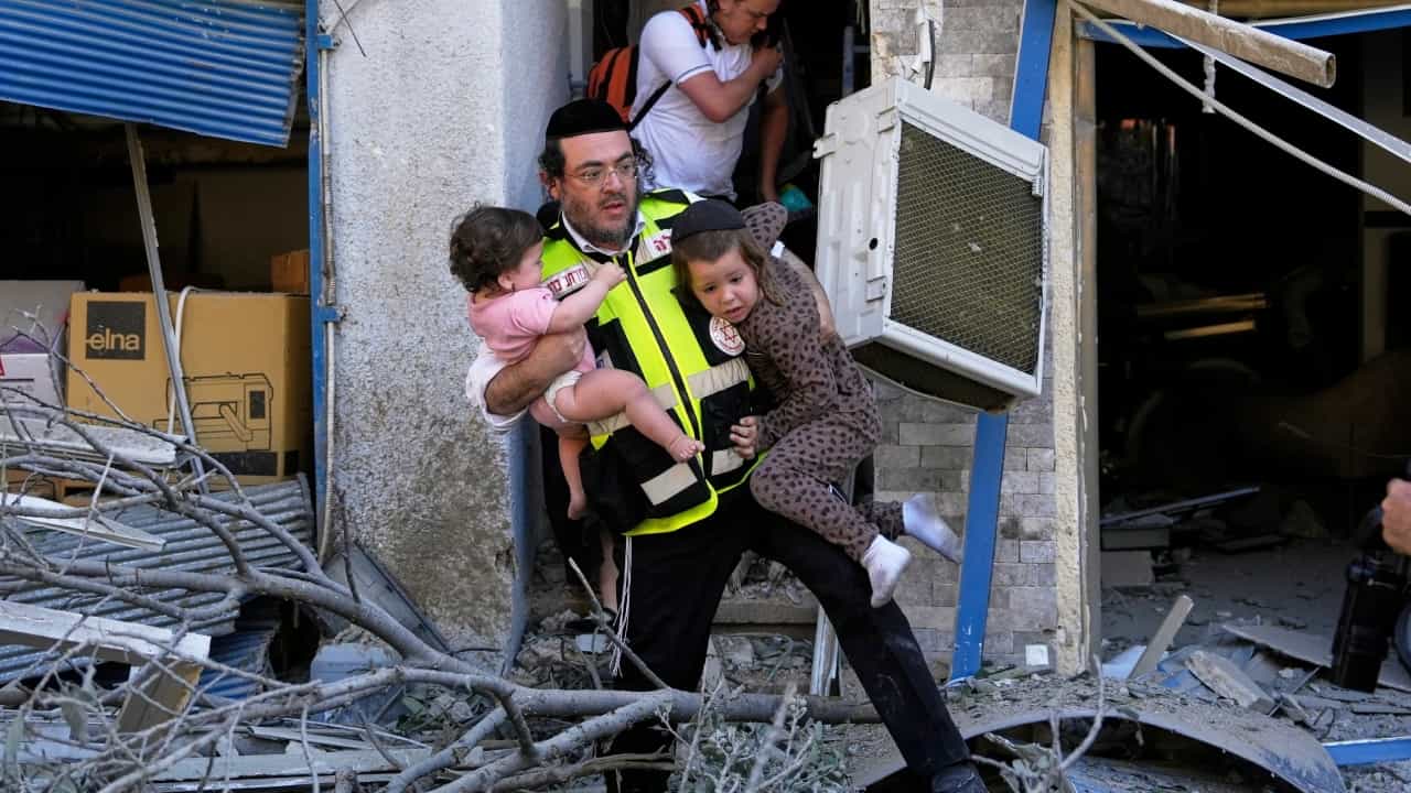 Israel- Iran Conflict: ഇറാൻ്റെ ഖത്തർ ആക്രമണത്തിൽ യുഎഇയിലും ജാഗ്രത; കരുതലോടെയിരിക്കണമെന്ന് നിർദ്ദേശം നൽകി സുരക്ഷാ ഉദ്യോഗസ്ഥർ