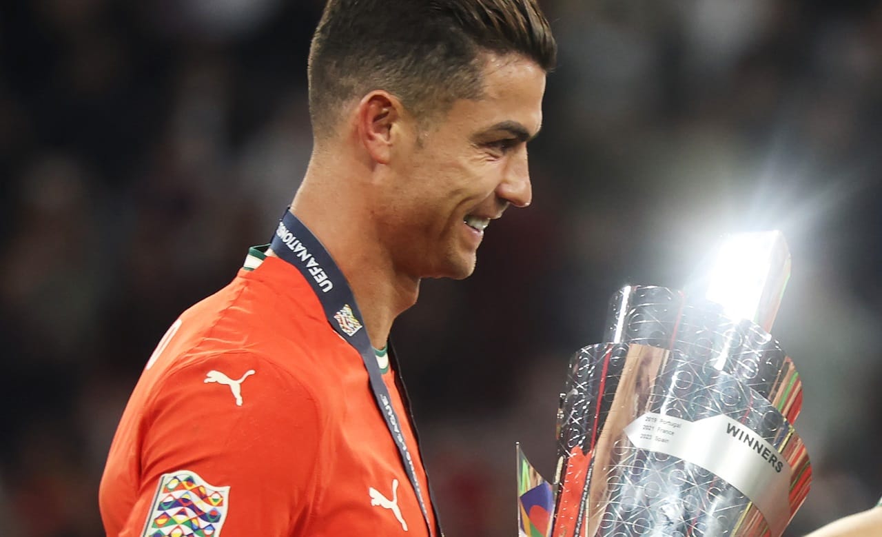  യുവേഫ നേഷന്‍സ് ലീഗ് കിരീടം സ്വന്തമാക്കി ക്രിസ്റ്റ്യാനോ റൊണാള്‍ഡോയും സംഘവും. നിലവിലെ ജേതാക്കളായ സ്‌പെയിനിന്റെ യുവനിരയെയാണ് പോര്‍ച്ചുഗല്‍ കീഴടക്കിയത്. പോര്‍ച്ചുഗലിനായി ഷൂട്ടൗട്ടില്‍ കിക്കെടുത്തവരെല്ലാം അത് വലയിലെത്തിച്ചു (Image Credits: x.com/UEFAEURO)