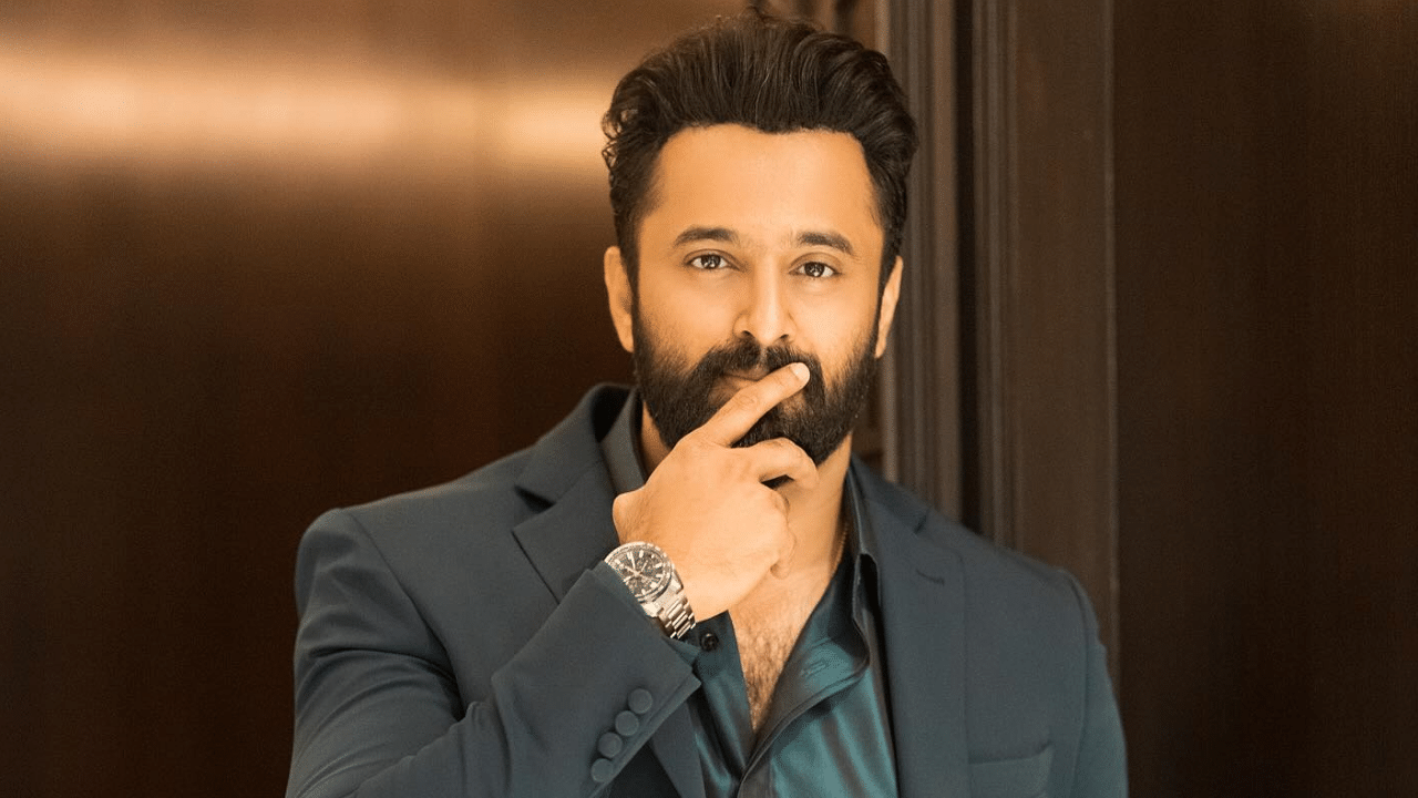 അതേസമയം, മുൻ മാനേജരെ മര്ദ്ദിച്ചെന്ന കേസിൽ ഉണ്ണി മുകുന്ദന്റെ മുൻകൂർ ജാമ്യാപേക്ഷ കോടതി തീർപ്പാക്കി. എറണാകുളം ജില്ലാ കോടതിയാണ് ഹർജി പരിഗണിച്ചത്. ജാമ്യം കിട്ടാവുന്ന വകുപ്പുകളാണ് നടനെതിരെ ചുമത്തിയിരിക്കുന്നതെന്ന് പോലീസ് അറിയിച്ചു. (Image Credits: Unni Mukundan Instagram)