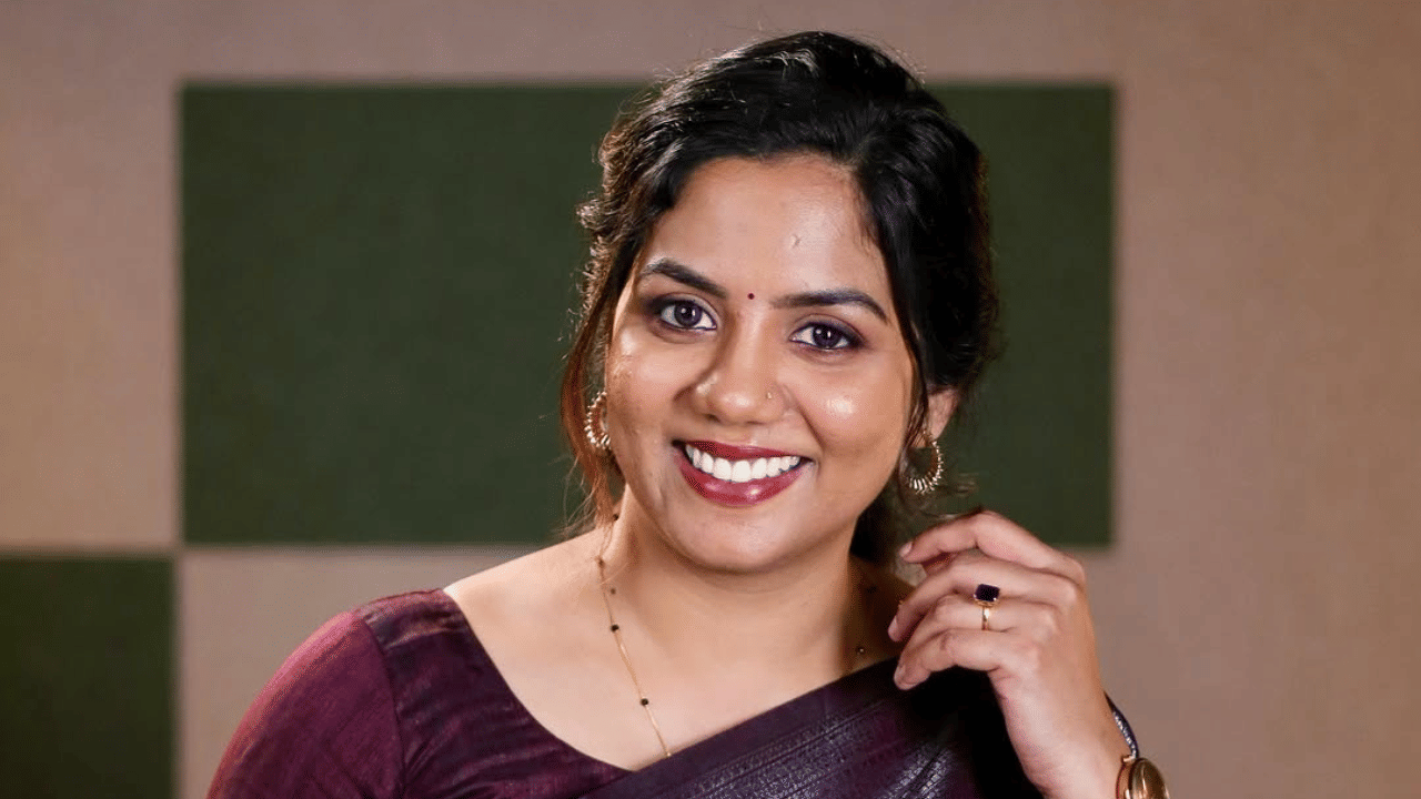 Veena Mukundan: ‘പ്ര​ഗ്നെന്റ് ആണെന്നത് യുട്യൂബ് ചാനലിലൂടെ പറയണോ? അതൊക്കെ സ്വകാര്യ വിഷയമല്ലേയെന്ന് കമന്റ്; മറുപടിയുമായി വീണ