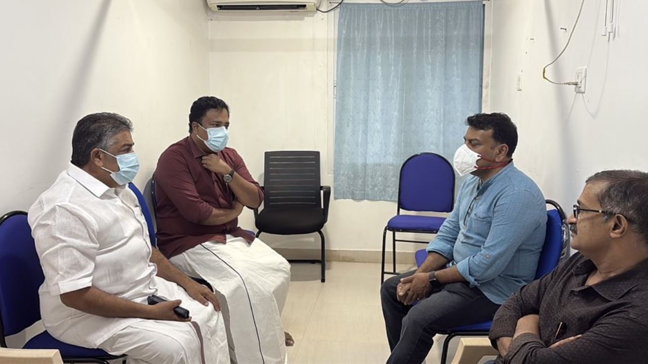 VS Achuthanandan: വിഎസിനെ ആശുപത്രിയിൽ സന്ദർശിച്ച് സജി ചെറിയാൻ; ആരോഗ്യനിലയെപ്പറ്റി വിശദീകരിച്ച് ഫേസ്ബുക്ക് പോസ്റ്റ്