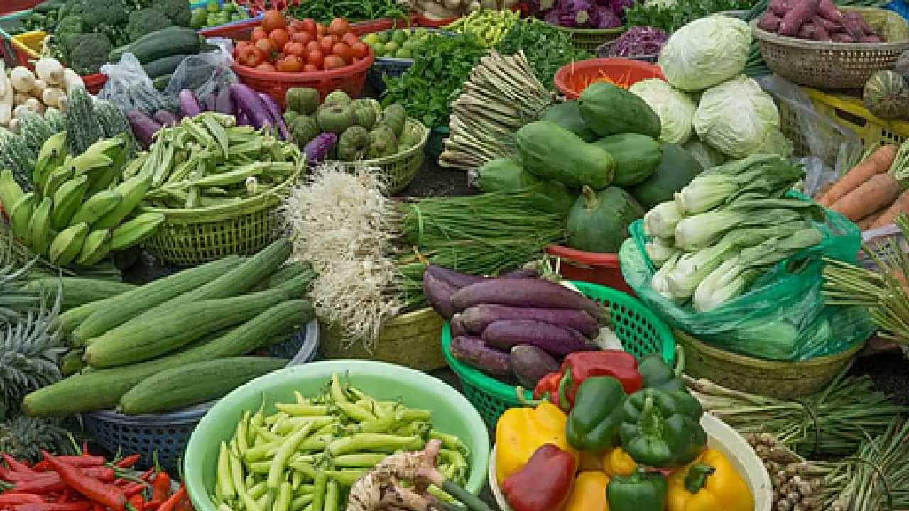 Vegetable Price Hike: മീനിനും കോഴിയിറച്ചിക്കും പിന്നാലെ പച്ചക്കറിക്കും തീവില; മലയാളിയുടെ പോക്കറ്റ് കീറും Vegetable Price Hike: മീനിനും കോഴിയിറച്ചിക്കും പിന്നാലെ പച്ചക്കറിക്കും തീവില; മലയാളിയുടെ പോക്കറ്റ് കീറും