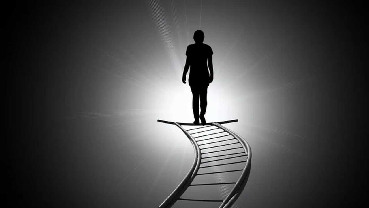 Viral News: കാമുകിയുടെ ചിതയിലേക്ക്  ചാടി യുവാവ്, ബന്ധുക്കൾ നോക്കിയിരുന്നില്ല