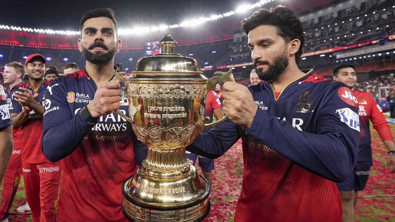 IPL 2025: ആഹാ ആഹ്ലാദം, അര്‍മാദം ! ചിന്നസ്വാമി സ്റ്റേഡിയം ആഘോഷത്തിമിര്‍പ്പിലേക്ക്, വിക്ടറി പരേഡ് ഒഴിവാക്കും