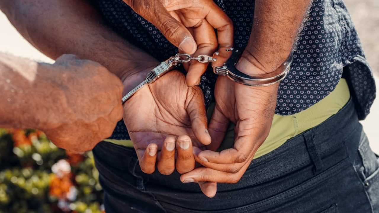 Visa Fraud: വ്യാജ കമ്പനികളുണ്ടാക്കി വീസ തട്ടിപ്പ്; ദുബായിൽ 21 പേർ പിടിയിൽ, 25 മില്ല്യൺ ദിർഹം പിഴ Visa Fraud: വ്യാജ കമ്പനികളുണ്ടാക്കി വീസ തട്ടിപ്പ്; ദുബായിൽ 21 പേർ പിടിയിൽ, 25 മില്ല്യൺ ദിർഹം പിഴ