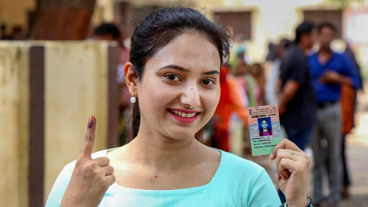 Voter ID: 15 ദിവസത്തിനകം ഫോട്ടോ പതിച്ച തിരിച്ചറിയല് കാര്ഡ്; എങ്ങനെ അപേക്ഷിക്കാം Voter ID: 15 ദിവസത്തിനകം ഫോട്ടോ പതിച്ച തിരിച്ചറിയല് കാര്ഡ്; എങ്ങനെ അപേക്ഷിക്കാം