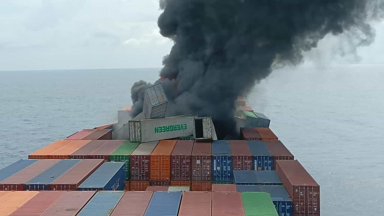 Kerala Ship Accident: കണ്ടെയ്‌നറുകള്‍ കേരള തീരത്തടിയാന്‍ സാധ്യത കുറവ്; ജാഗ്രത തുടരുന്നു