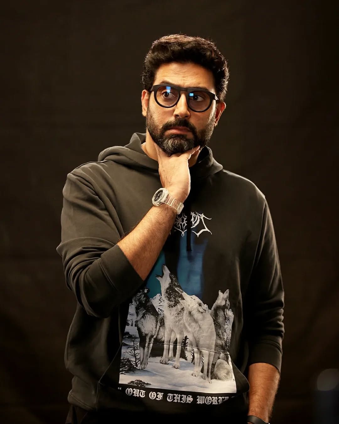 ഏറെ ആരാധകരുള്ള പ്രിയ താരമാണ്  ബോളിവുഡ് നടനും, സുപ്പർസ്റ്റാർ അമിതാഭ് ബച്ചന്റെ മകനുമായ അഭിഷേക് ബച്ചൻ. അക്ഷയ് കുമാർ, റിതേഷ് ദേശ്‌മുഖ്, തുടങ്ങിയ വൻ താരനിര അണിനിരന്ന ഹൗസ്ഫുൾ 5 എന്ന ചിത്രത്തിന്റെ വിജയാഘോഷത്തിലാണ് താരം. (Image Credits:Instagram)