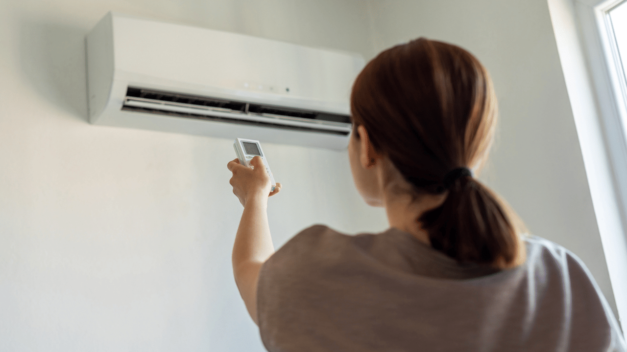 Sleeping In AC Room: എസി ഇട്ടാണോ ഉറങ്ങുന്നത്? ഒരു ബക്കറ്റ് വെള്ളം കൂടി കരിതിക്കോളൂ; എന്തുകൊണ്ട്?