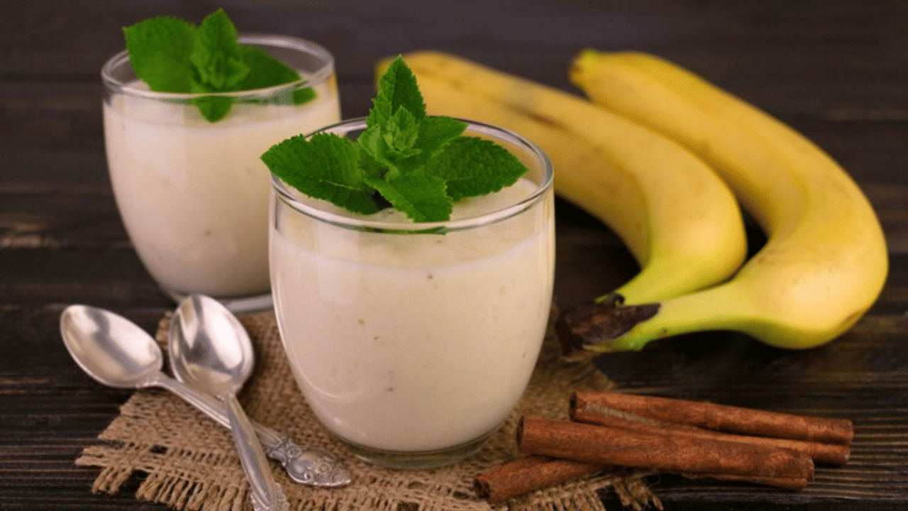 ശരീരഭാരം കുറയ്ക്കുകയും വേണം എന്നാൽ ഇഷ്ടഭക്ഷണം ഒഴിവാക്കാനും വയ്യ. അത്തരക്കാർക്കുള്ളതാണ് ഈ കിടിലൻ ഷേക്ക് റെസിപ്പി. നിങ്ങളുടെ ശരീരഭാരം കുറയാൻ സഹായിക്കുന്ന ഒരു ആരോഗ്യകരമായ ബനാന ഷേക്ക് തയ്യാറാക്കുന്നത് എങ്ങനെയെന്ന് നോക്കിയാലോ.