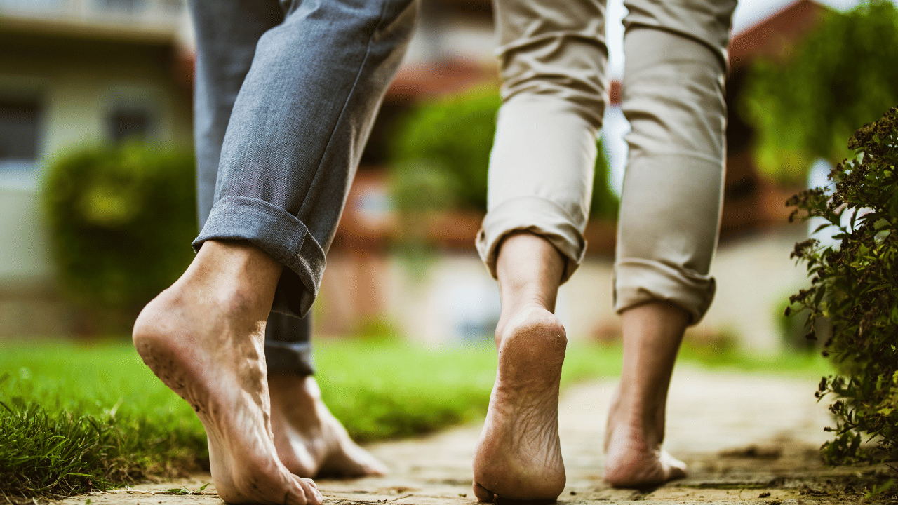 ന​ഗ്നപാദനായി നടക്കുന്നതിലൂടെ രക്തത്തിലെ വിസ്‌കോസിറ്റി കുറയ്ക്കുന്നുവെന്ന് പറയുന്നു. കൂടാതെ ഹൃദ്രോഗം തടയാനുള്ള ഏറ്റവും ലളിതമായ മാര്‍ഗമാണ് ചെരിപ്പിടാതെ നടക്കുന്നതെന്നും പഠനങ്ങൾ സൂചിപ്പിക്കുന്നു.