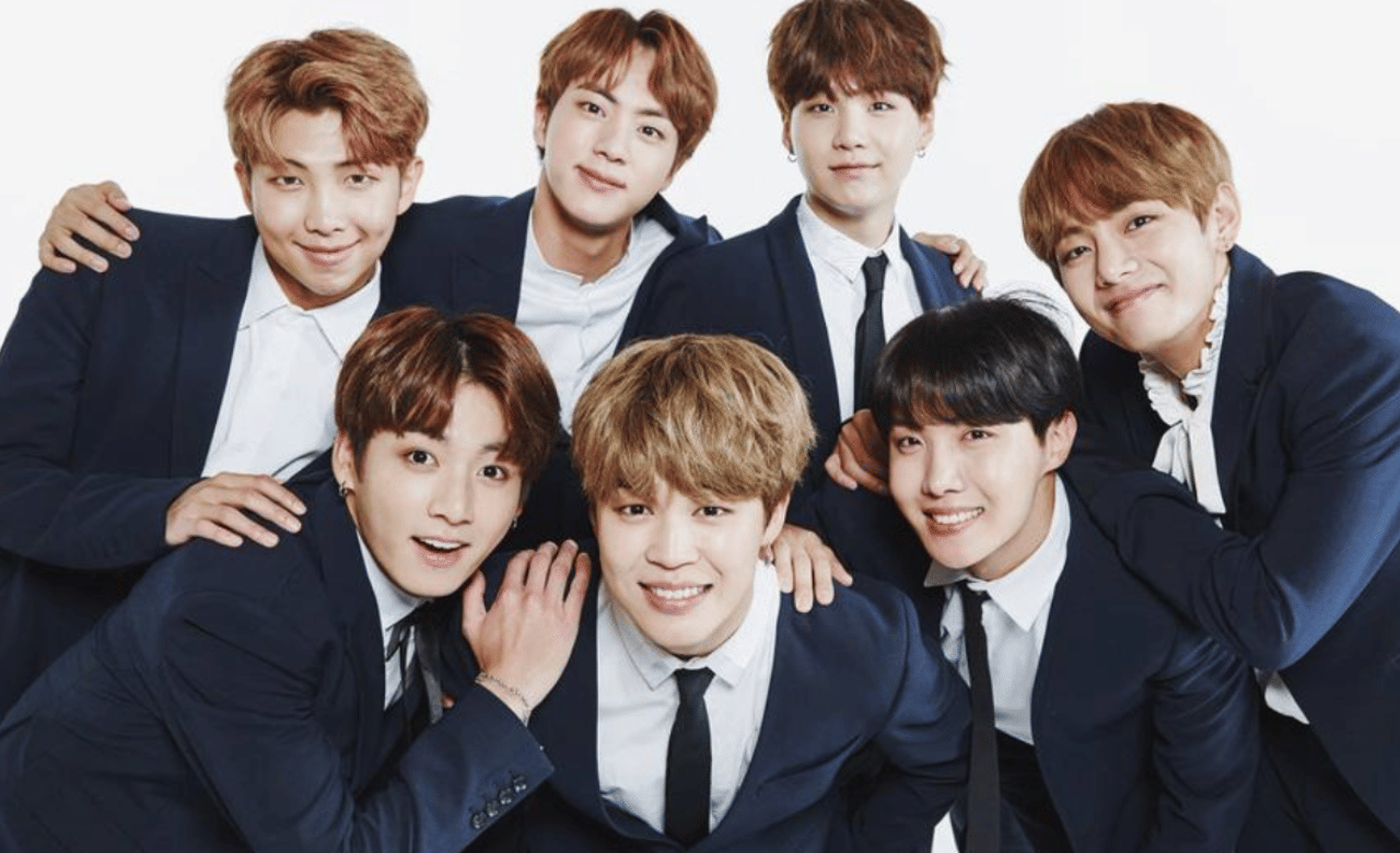 ബിടിഎസ് എന്ന ദക്ഷിണ കൊറിയൻ ബോയ് ബാൻഡിന്റെ പ്രശ്സതി വളരെ വലുതാണ്. ഒപ്പം ആർമി എന്ന അവരുടെ ആരാധക സമൂഹവും ലോകത്തിലെ ഏറ്റവും വലിയ ഫാൻസായി അറിയപ്പെടുന്നു.
