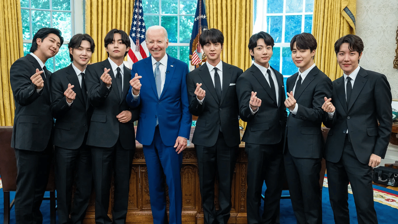 2022 ജൂണിലെ ബിടിഎസ് സന്ദർശനവും ആർമിക്ക് എങ്ങനെ മറക്കാനാകും? ഏഷ്യൻ വിരുദ്ധ വിദ്വേഷത്തെയും വംശീയ വിവേചനത്തെയും കുറിച്ച് ലോകത്തോട് സംസാരിക്കാനായിരുന്നു ബിടിഎസിനെ വൈറ്റ് ഹൗസിലേക്ക് ക്ഷണിച്ചത്.
