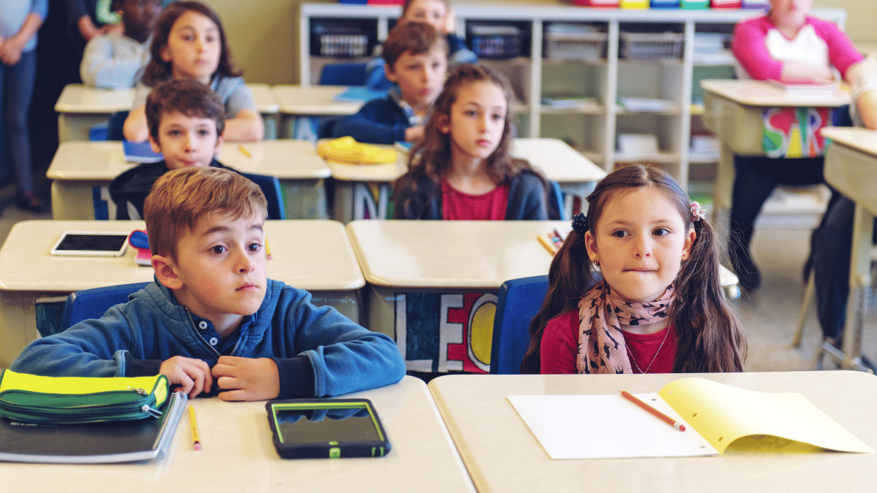 Teacher Naps in Class Room: സാറേ പതുക്കെ കൂർക്കം വലിക്കുമോ, പഠിക്കാൻ പറ്റുന്നില്ല… ക്ലാസിലിരുന്ന് ഉറങ്ങി അധ്യാപകന്‍; വിഡിയോ വൈറൽ