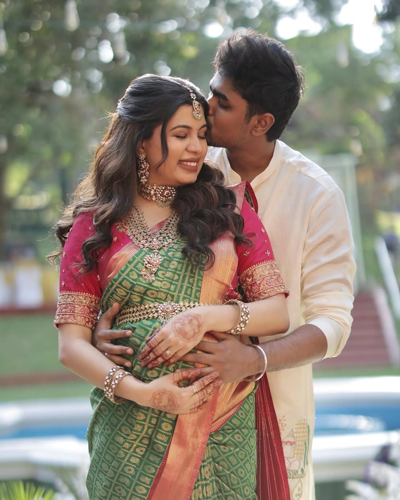 മലയാളികൾ സുപരിചിതയാണ് നടൻ കൃഷ്ണകുമാറിൻെ രണ്ടാമത്തെ മകളും സോഷ്യൽ മീഡിയ ഇൻഫ്ലുവൻസറുമായ ദിയ കൃഷ്ണ.  ആദ്യ കൺമണിക്കായുള്ള കാത്തിരിപ്പിലാണ് താരം. പത്ത് ദിവസത്തിനുള്ളിൽ ഓസിയുടെ ഡെലിവറി നടക്കുമെന്ന് കഴിഞ്ഞ ദിവസം സിന്ധു ആരാധകരുമായി പങ്കുവച്ചിരുന്നു.  (Image Credits:InstagramInstagram)