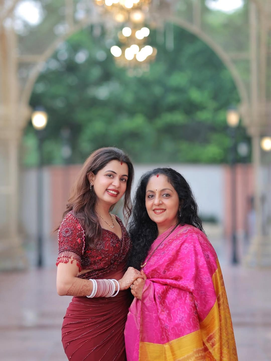 കഴിഞ്ഞ ദിവസം ചെന്നൈയിൽ പോയപ്പോൾ പേരക്കുട്ടിക്കായി നിരവധി സാധനങ്ങൾ വാങ്ങുന്നതിന്റെ വ്ലാ​ഗും സിന്ധു പങ്കുവച്ചിരുന്നു. കുഞ്ഞുടുപ്പുകളും റാപ്പറുകളും ഷീറ്റുകളും ടോയ്സും എല്ലാം സിന്ധുവും ദിയയുടെ സഹോദരിമാരും ചേർന്ന് വാങ്ങിയിരുന്നു. 