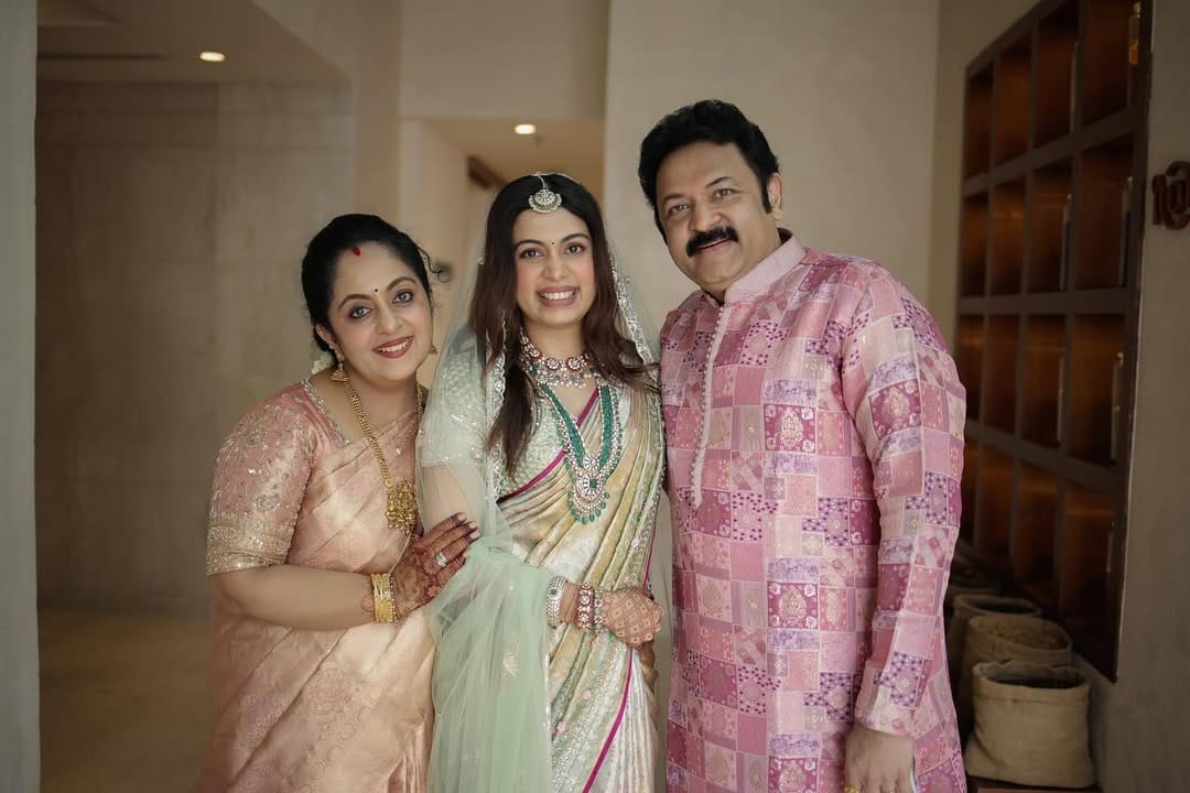 ഇപ്പോഴിതാ മകൾ ദിയ കൃഷ്ണയുടെ വിശേഷങ്ങൾ പങ്കുവച്ച് കൊണ്ട് എത്തിയിരിക്കുകയാണ് അമ്മ സിന്ധു കൃഷ്ണ. സിന്ധുവിന്റെ വ്ലോ​ഗുകൾക്ക് താഴെ ഏറ്റവും കൂടുതൽ വരുന്ന കമന്റ് ദിയയുടെ ഹെൽത്ത് അപ്ഡേറ്റ്സിനെ കുറിച്ചാണ്. 