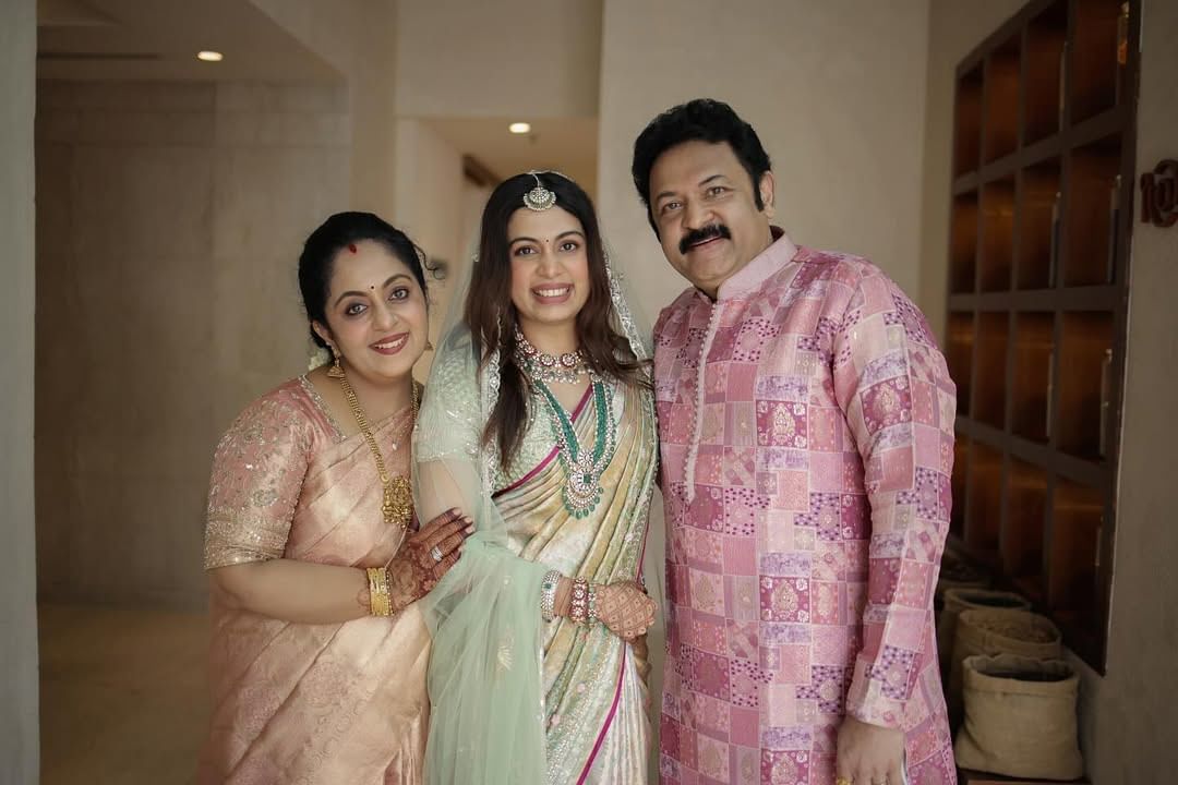 ഇപ്പോഴിതാ മകൾ ദിയ കൃഷ്ണയുടെ വിശേഷങ്ങൾ പങ്കുവച്ച് കൊണ്ട് എത്തിയിരിക്കുകയാണ് അമ്മ സിന്ധു കൃഷ്ണ. സിന്ധുവിന്റെ വ്ലോ​ഗുകൾക്ക് താഴെ ഏറ്റവും കൂടുതൽ വരുന്ന കമന്റ് ദിയയുടെ ഹെൽത്ത് അപ്ഡേറ്റ്സിനെ കുറിച്ചാണ്.