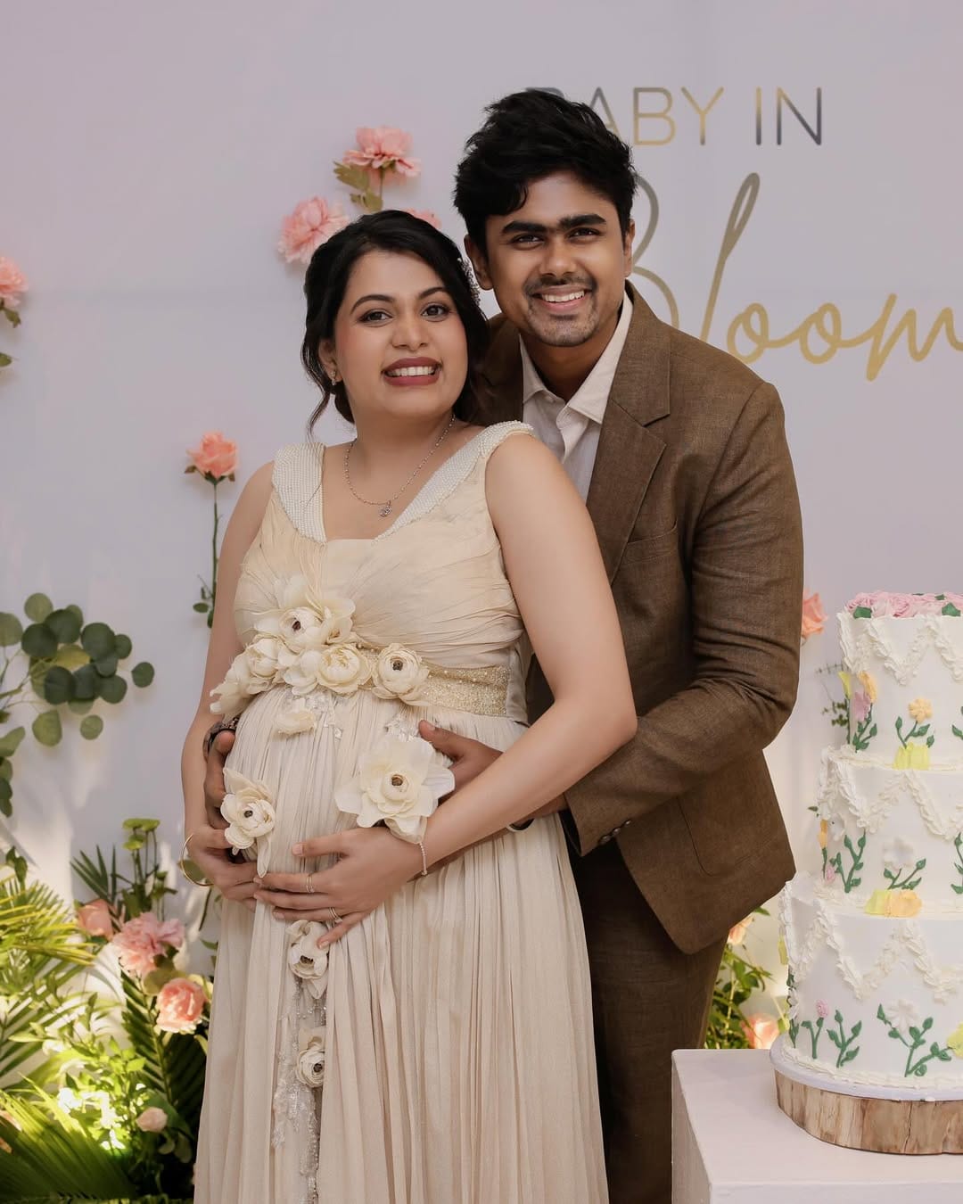 ഇപ്പോഴിതാ ഇതിനു മറുപടിയായാണ് സിന്ധു എത്തിയത്. ഒരു പത്ത് ദിവസത്തിനുള്ളിൽ ഓസിയുടെ ഡെലിവറി നടക്കുമെന്നാണ് പ്രതീക്ഷ. കഴിഞ്ഞ ദിവസം പോയപ്പോൾ ഡോക്ടർ അങ്ങനെയാണ് പറഞ്ഞത്. ഇനി ഒരു ചെക്കപ്പ് കൂടിയുണ്ട്. അന്ന് പോകുമ്പോൾ അവർ പറയും എന്ന് വീണ്ടും വരണമെന്നെന്നും സിന്ധു പറഞ്ഞു.‌