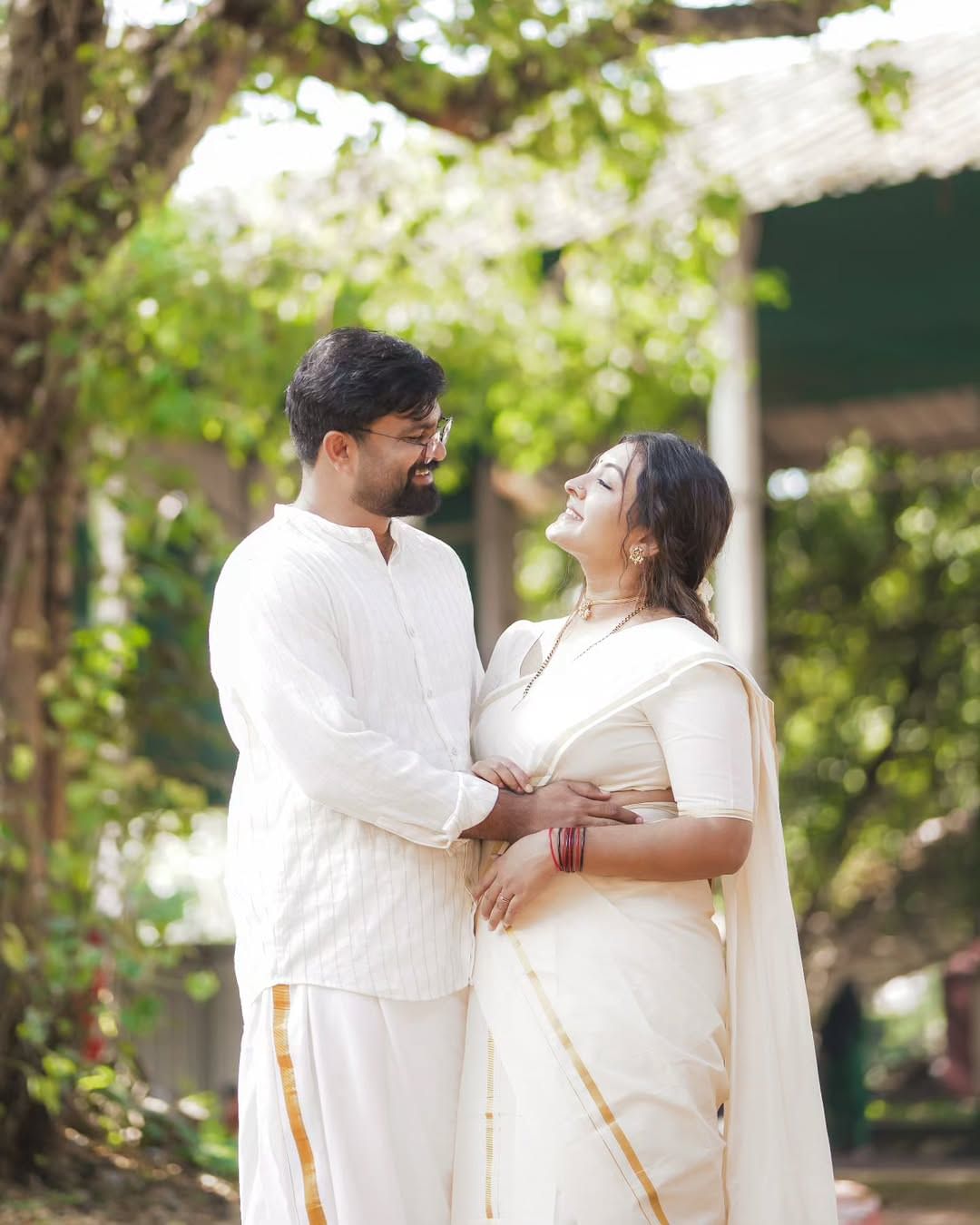 ആദ്യത്തെ കൺമണിയെ വരവേൽക്കാനുള്ള ഒരുക്കത്തിലാണ് നടി ദുർ​ഗ കൃഷ്ണ. അടുത്തിടെയാണ് താൻ ​ഗർഭിണിയാണെന്ന വിവരം താരം ആരാധകരുമായി പങ്കുവച്ചത്.   2021ൽ ഗുരുവായൂര്‍ ക്ഷേത്രത്തില്‍ വെച്ചായിരുന്നു ദുർ​ഗയുടേയും അർജുന്റേയും വിവാഹം. ഈയിടെയ്ക്കാണ് താരം യുട്യൂബ് ചാനൽ ആരംഭിച്ചത്. (Image credits: Instagram durga krishna)