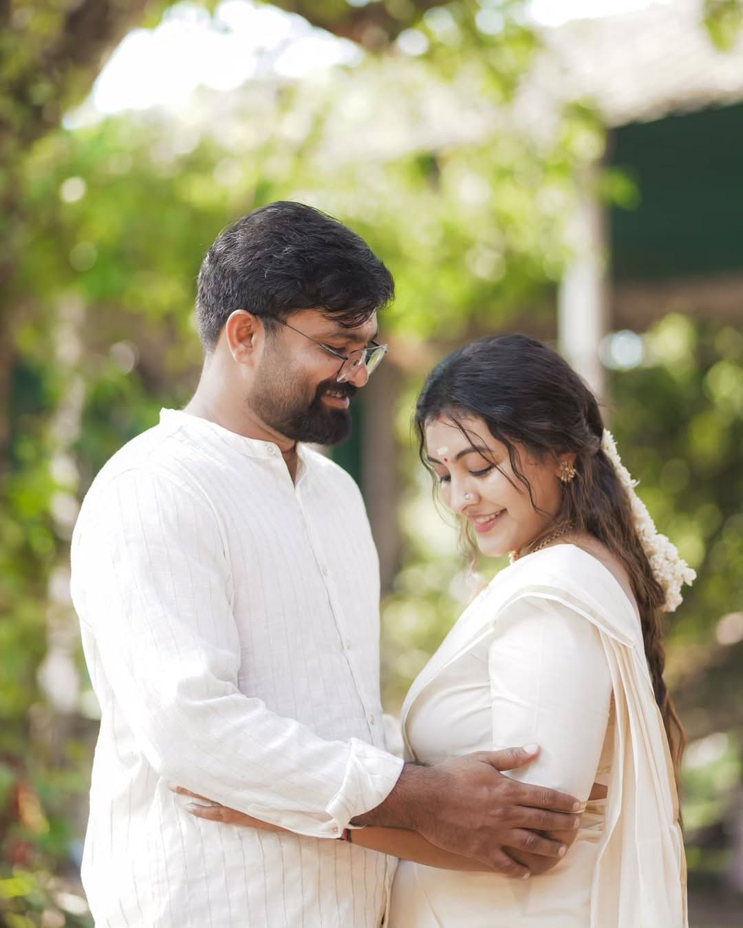 അച്ഛനും അമ്മയ്ക്കുമൊപ്പമാണ് ദുർ​ഗ ക്ഷേത്രത്തിൽ എത്തിയത്. ​ഗർഭിണിയായ ആദ്യത്തെ കുറച്ച് നാളുകളിൽ തനിക്ക് ഹെൽത്ത് ഇഷ്യൂസ് ഉണ്ടായിരുന്നുവെന്നും  ആ സമയത്ത് കുറച്ച് നേർച്ചകൾ നേർന്നിരുന്നുവെന്നാണ് നടി വ്ലോ​ഗിൽ പറയുന്നത്. 