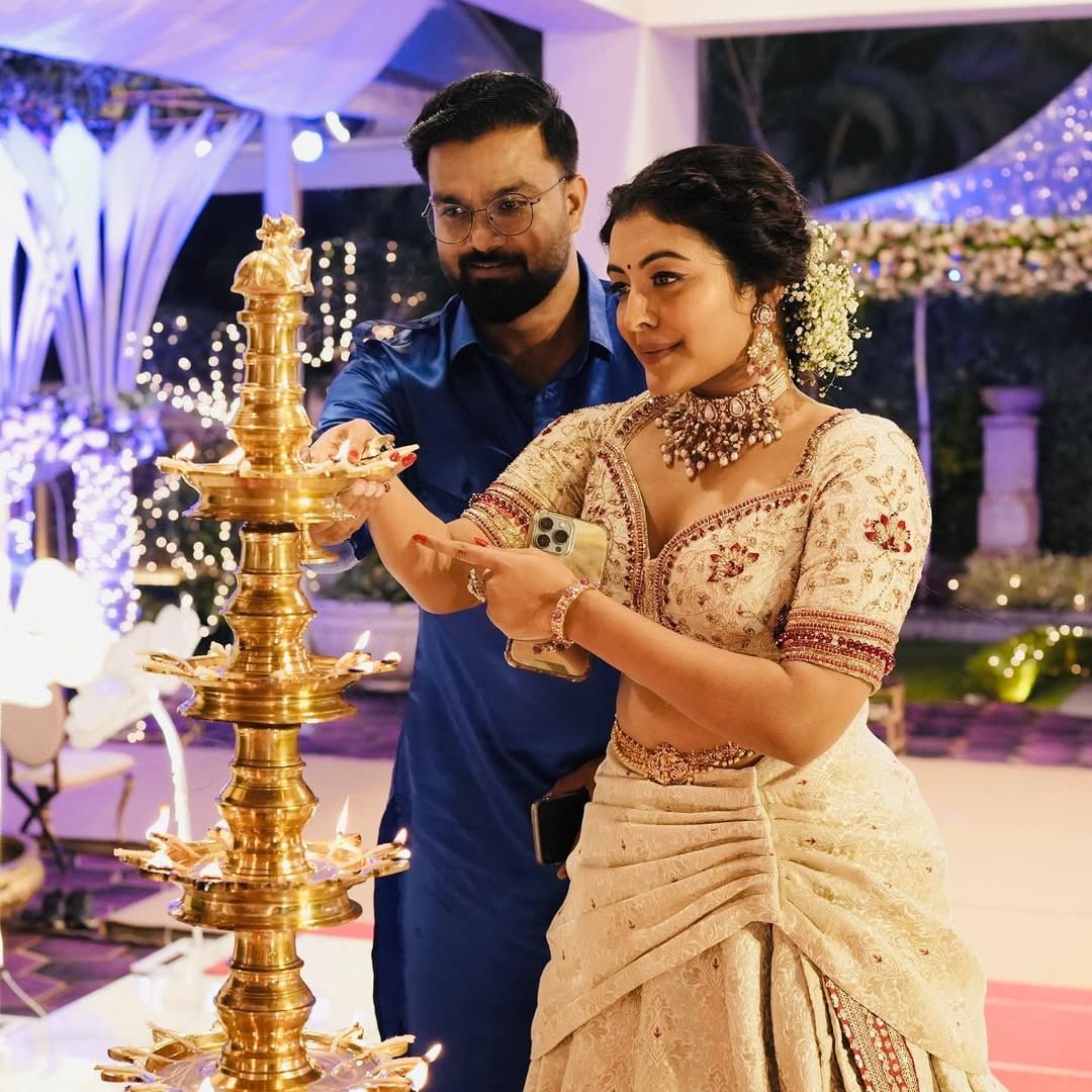 പ്ര​ഗ്നൻസി റിവീലിങ് വീഡിയോയായിരുന്നു ആദ്യം പങ്കുവച്ചത് . ഇതിനു പിന്നാലെ താരം പുതിയ വ്ലോ​ഗ് പങ്കുവച്ച് എത്തിയിരുന്നു. തിരുവനന്തപുരത്തെ പ്രശസ്തമായ ക്ഷേത്രങ്ങളെല്ലാം ദർശനം നടത്തിയതിന്റെ  വിശേഷങ്ങളാണ് വ്ലോ​ഗിൽ ഉൾപ്പെടുത്തിയിരിക്കുന്നത്. ​