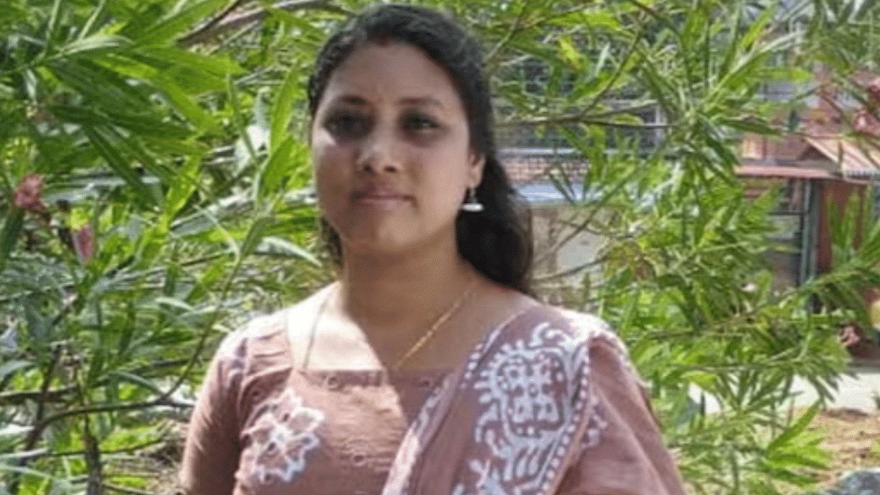Thrissur Woman Murder: തൃശൂരിൽ യുവതി വീട്ടിനുള്ളിൽ മരിച്ചനിലയിൽ; ഭർത്താവ് കസ്റ്റഡിയിൽ Thrissur Woman Murder: തൃശൂരിൽ യുവതി വീട്ടിനുള്ളിൽ മരിച്ചനിലയിൽ; ഭർത്താവ് കസ്റ്റഡിയിൽ