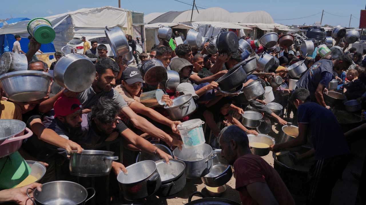 Israel Fire attack on Gaza: ഗാസയിൽ ഭക്ഷണം കാത്ത് നിന്നവർക്കെതിരെ ഇസ്രായേൽ വെടിവെയ്പ്പ്; 27 പേർ കൊല്ലപ്പെട്ടു