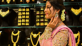 Kerala Gold Rate: ലോകം മുഴുവന്‍ സ്വര്‍ണത്തേരോട്ടം! തിങ്കള്‍ മുതല്‍ പലതും പ്രതീക്ഷിക്കാം