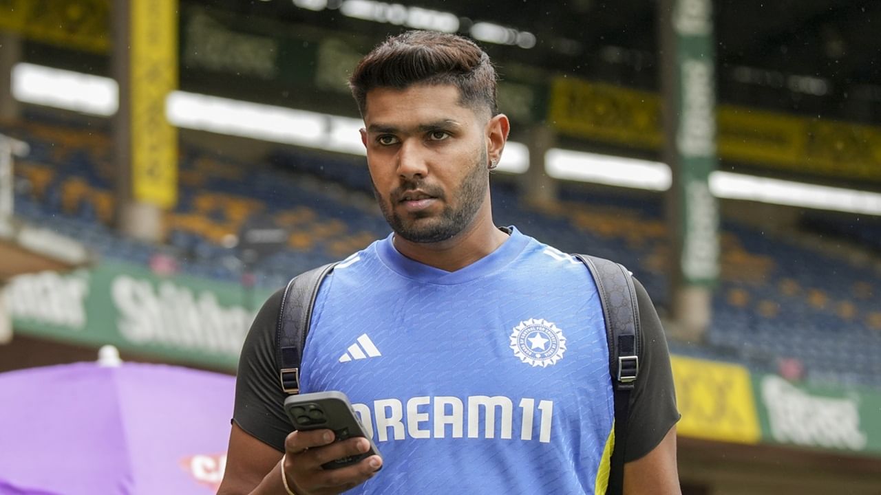 ഇംഗ്ലണ്ടിനെതിരായ ആദ്യ ടെസ്റ്റില്‍ ഹര്‍ഷിത് റാണയെ 'ബാക്ക് അപ്പ്' താരമായി ടീമിലുള്‍പ്പെടുത്തിയതിന് പിന്നിലെ കാരണം വ്യക്തമാക്കി ബന്ധപ്പെട്ട വൃത്തങ്ങള്‍. രണ്ടാം ടെസ്റ്റില്‍ നിന്നു താരത്തെ ഒഴിവാക്കിയതിന്റെ കാരണവും പുറത്തുവന്നു (Image Credits: PTI)