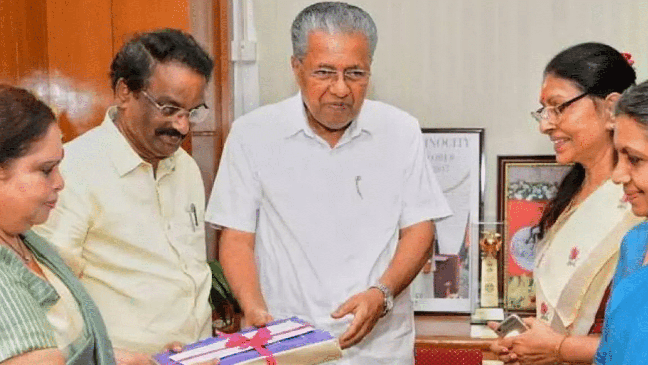 Hema Committee Report: ഹേമ കമ്മിറ്റി റിപ്പോർട്ട്; കേസുകൾ അവസാനിപ്പിക്കാൻ പൊലീസ് Hema Committee Report: ഹേമ കമ്മിറ്റി റിപ്പോർട്ട്; കേസുകൾ അവസാനിപ്പിക്കാൻ പൊലീസ്