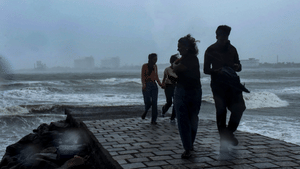 Kerala Rain Alert: ചക്രവാതചുഴി! സംസ്ഥാനത്ത് അതിതീവ്ര മഴയ്ക്ക് സാധ്യത; മഴ മുന്നറിയിപ്പിൽ മാറ്റം 5 ജില്ലകളിൽ റെഡ് അലർട്ട്