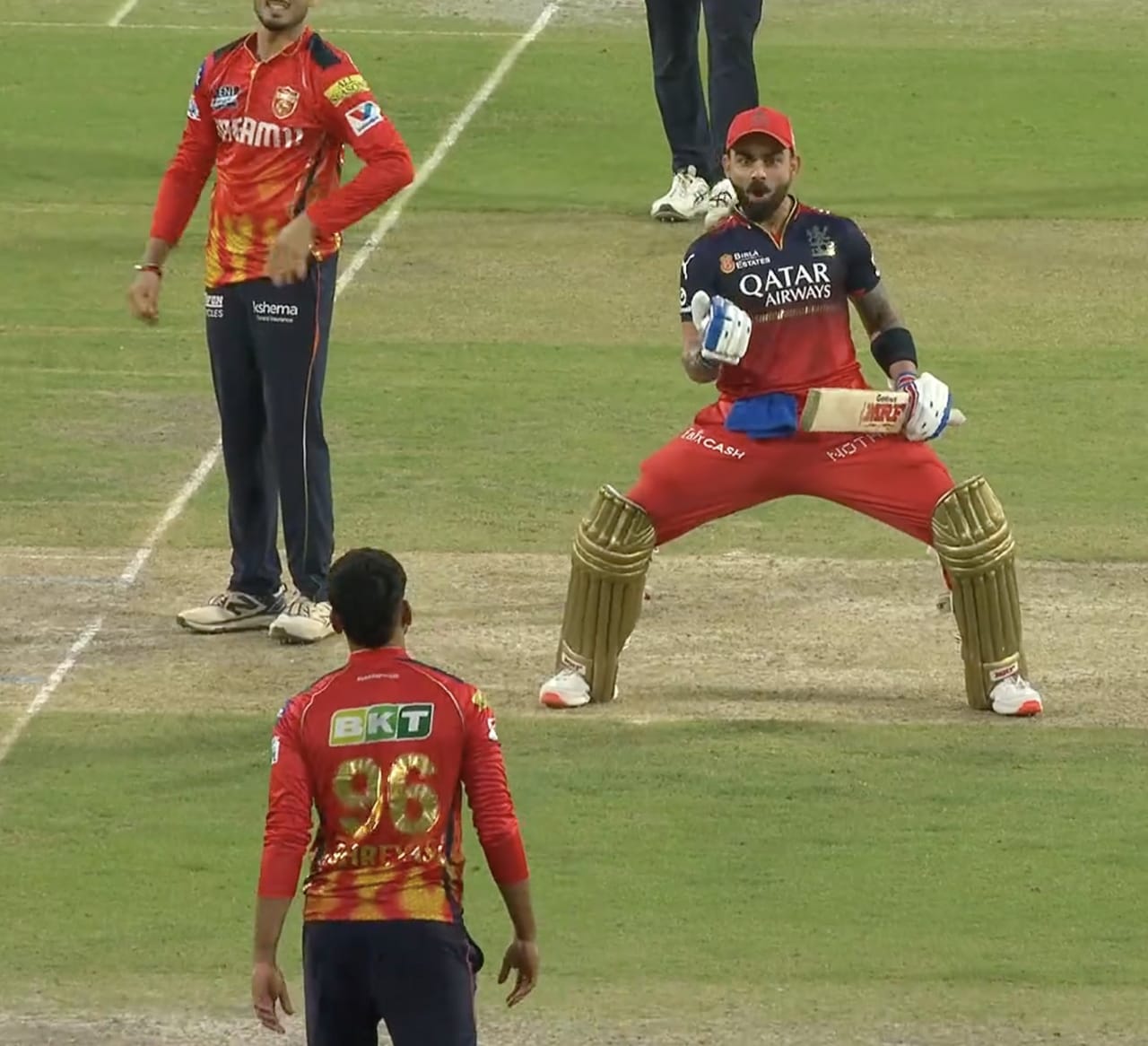 രണ്ടാം ക്വാളിഫയറിൽ മുംബൈ ഇന്ത്യൻസിനെ തോല്പിച്ച് പഞ്ചാബ് കിംഗ്സ് ഫൈനലിലെത്തിയതോടെ ഐപിഎലിൽ ഇത്തവണ ഒരു പുതിയ ചാമ്പ്യനെ കാണാം. റോയൽ ചലഞ്ചേഴ്സ് ബെംഗളൂരു ആണ് ജൂൺ മൂന്ന്, ചൊവ്വാഴ്ച നടക്കുന്ന കലാശപ്പോരിൽ പഞ്ചാബ് കിംഗ്സിനെ നേരിടുക. (Image Courtesy - Social Media) 
