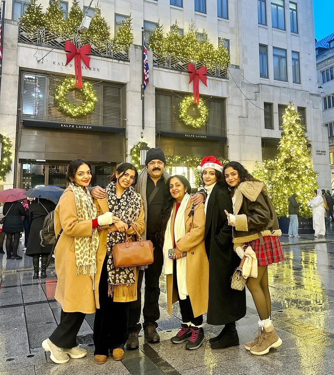 മലയാളികൾക്ക് ഏറെ സുപരിചിതമാണ് നടൻ കൃഷ്ണകുമാറും കുടുംബവും. കുടുംബത്തിലേക്ക് പുതിയ ഒരു കുഞ്ഞു അതിഥി കൂടി എത്താൻ പോകുന്നതിന്റെ സന്തോഷത്തിലാണ് എല്ലാവരും. ദിയ ഇപ്പോൾ ഒമ്പത് മാസം ​ഗർഭിണിയാണ്. ഇതിന്റെ വിശേഷങ്ങൾ ദിയ തന്റെ യൂട്യൂബ് ചാനലിലൂടെ പങ്കുവയ്ക്കാറുണ്ട്. (Image Credits: Instagram)